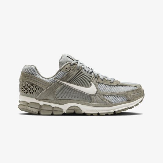 NIKE | ZOOM VOMERO 5 { DARK STUCCO/PHANTOM-LT SMOKE GREY