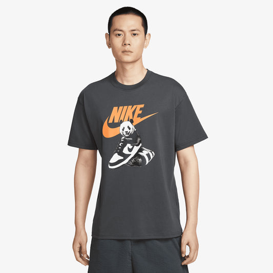 NIKE | AS M NSW TEE FW MBR CNCT FA25 { ANTHRACITE