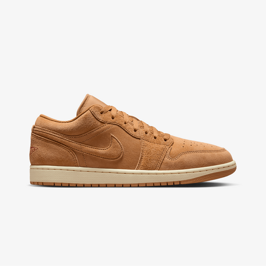 JORDAN | AIR JORDAN 1 LOW SE { FLAX/FLAX-VARSITY RED-MUSLIN