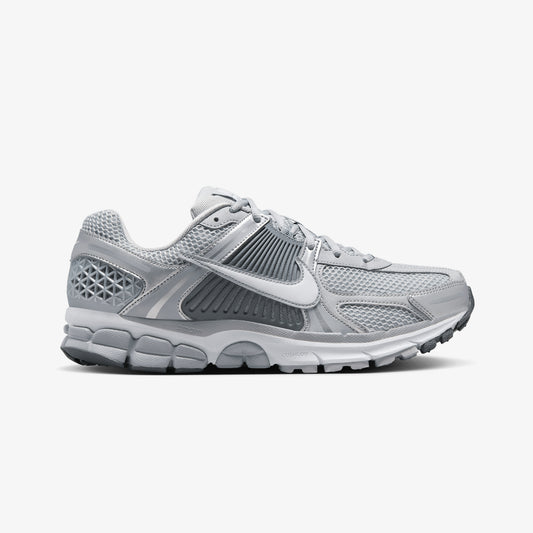 NIKE | ZOOM VOMERO 5 { WOLF GREY/WHITE-METALLIC SILVER