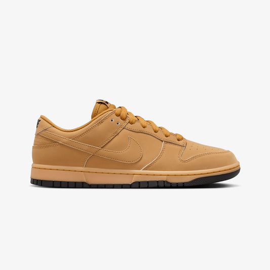 NIKE | DUNK LOW RETRO SE { WHEAT/WHEAT-GUM YELLOW-BLACK