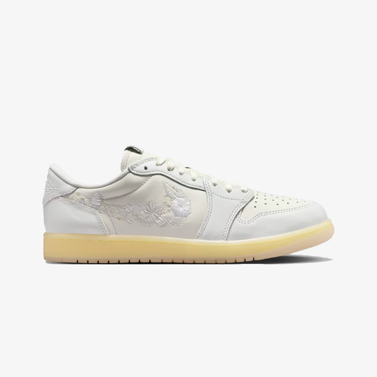 JORDAN | AIR JORDAN 1 RETRO LOW OG { SAIL/OFF WHITE-COCONUT MILK