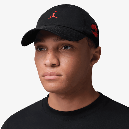 Jordan | CLUB UNSTRUCTURED CAP { BLACK/ CHILE RED
