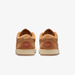 JORDAN | AIR JORDAN 1 LOW SE { FLAX/FLAX-VARSITY RED-MUSLIN