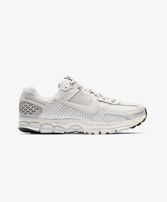 Nike | ZOOM VOMERO 5 SP  { VAST GREY/VAST GREY-BLACK-SAIL