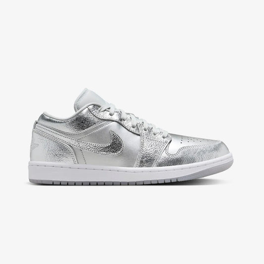 WMN'S AIR JORDAN 1 LOW SE 'METALLIC SILVER/PHOTON DUST-WOLF GREY'