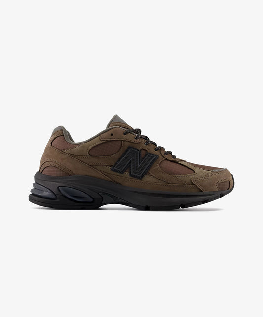 New Balance | 2010 { CORTADO/THUNDER BROWN-FADED BLACK