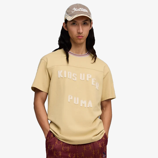 PUMA | x KIDSUPER GRAPHIC TEE { PEBBLE PATH