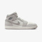 JORDAN | AIR JORDAN 1 MID SE { NEUTRAL GREY/SMOKE GREY-SAIL