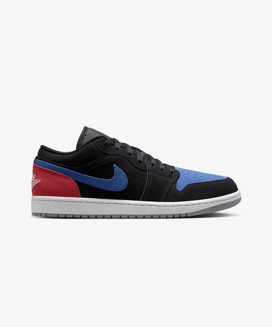 JORDAN | AIR JORDAN 1 LOW { BLACK/SUMMIT WHITE-TRUE BLUE-VARSITY RED