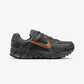 NIKE | ZOOM VOMERO 5 SE  { NEWSPRINT/IRON GREY-TOTAL ORANGE-BLACK