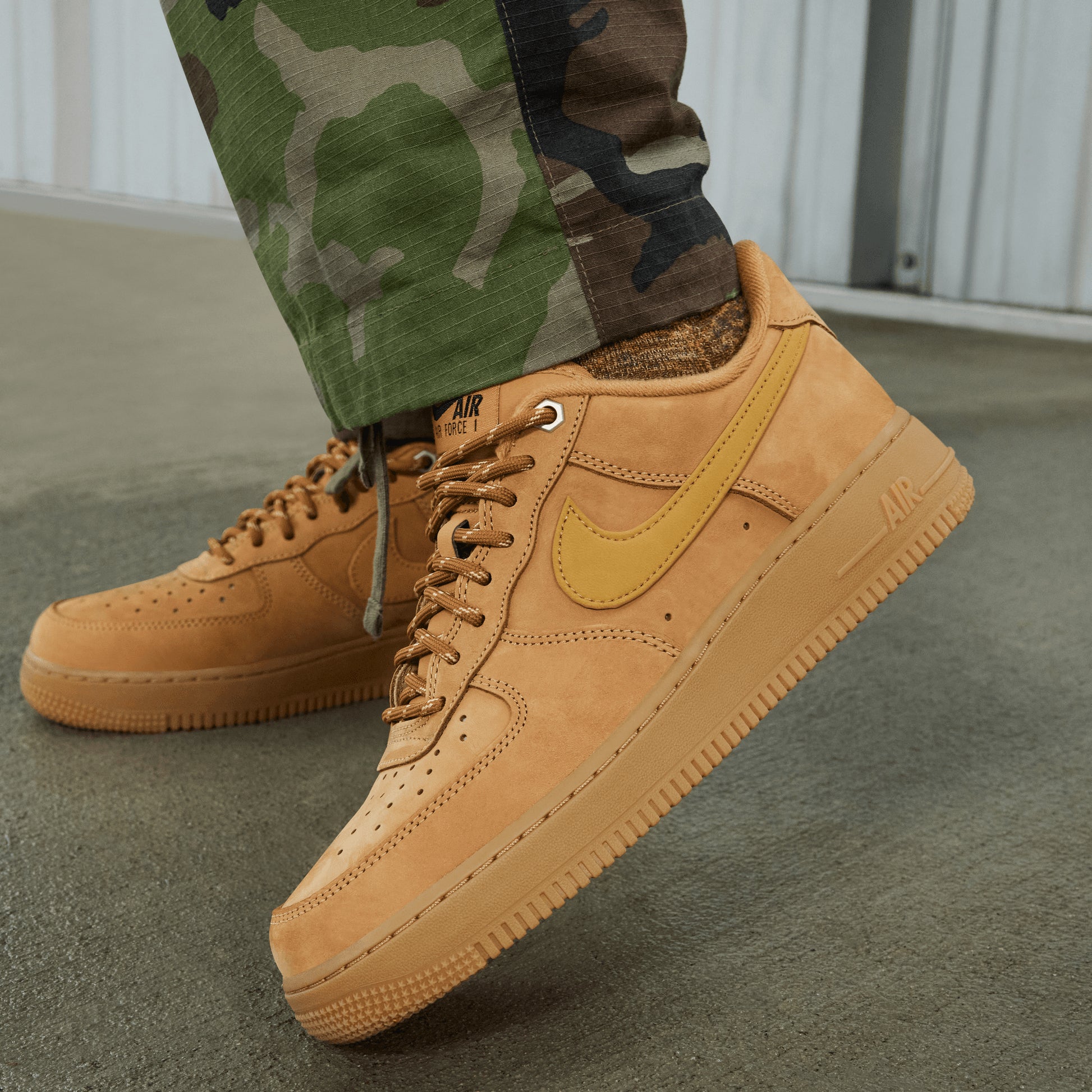 NIKE AIR FORCE '07 FLAX/WHEAT-GUM LIGHT BROWN-BLACK