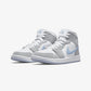 JORDAN | AIR JORDAN 1 MID { WHITE/ALUMINUM-WOLF GREY