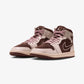 JORDAN | AIR JORDAN 1 MID SE { CACAO WOW/PEARL WHITE-RUST PINK