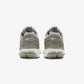 NIKE | ZOOM VOMERO 5 { DARK STUCCO/PHANTOM-LT SMOKE GREY