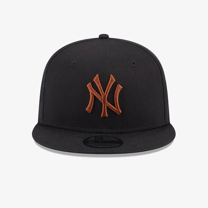 New Era | NEW YORK YANKEES LEAGUE ESSENTIAL BLACK 9FIFTY SNAPBACK CAP  { BLACK