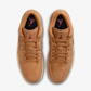 JORDAN | AIR JORDAN 1 LOW SE { FLAX/FLAX-VARSITY RED-MUSLIN