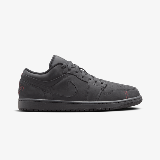 JORDAN | AIR JORDAN 1 LOW SE CRAFT { DK SMOKE GREY/BLACK-VARSITY RED
