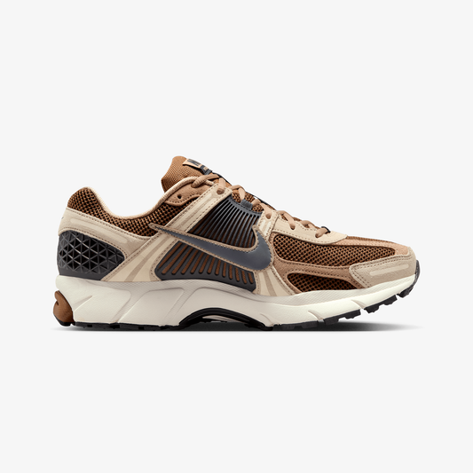 NIKE | ZOOM VOMERO 5 { LT BRITISH TAN/DK SMOKE GREY