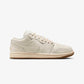 JORDAN | AIR JORDAN 1 LOW SE  { CHALK/CHALK-METALLIC GOLD-PEARL WHITE