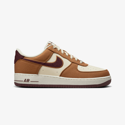 NIKE | AIR FORCE 1'07 LV8 { LT BRITISH TAN/BURGUNDY CRUSH