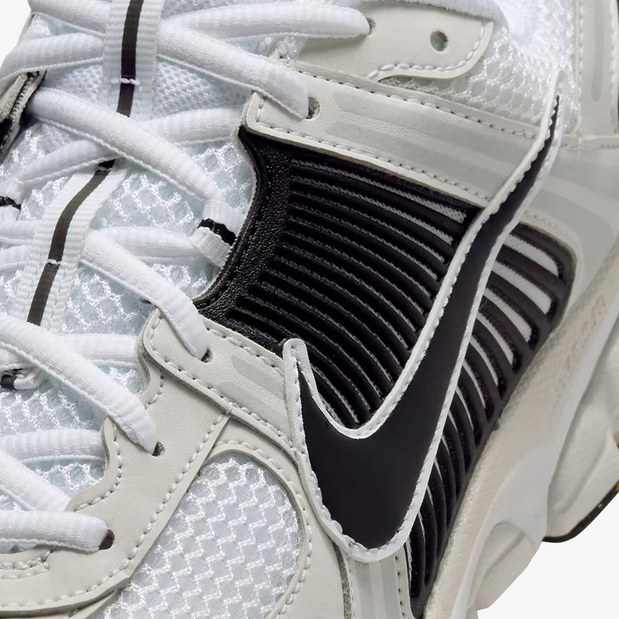 NIKE | ZOOM VOMERO 5 { WHITE/BLACK-PLATINUM TINT-MTLC PLATINUM