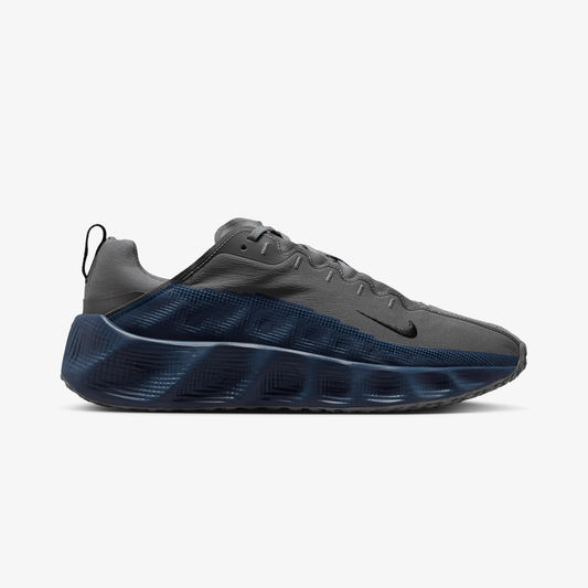 NIKE | AVA ROVER { IRON GREY/BLACK-COLLEGE NAVY-BLACK