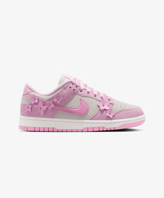 NIKE | DUNK LOW SE { PINK RISE/PINK RISE-SAIL