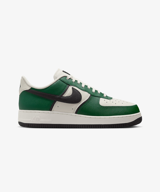 Nike | AIR FORCE 1 '07 LV8 { FIR/BLACK-SAIL-COCONUT MILK