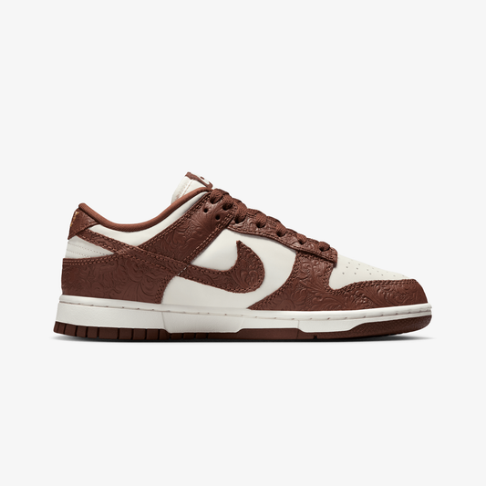 NIKE | DUNK LOW { SAIL/FAUNA BROWN-SAIL-METALLIC GOLD