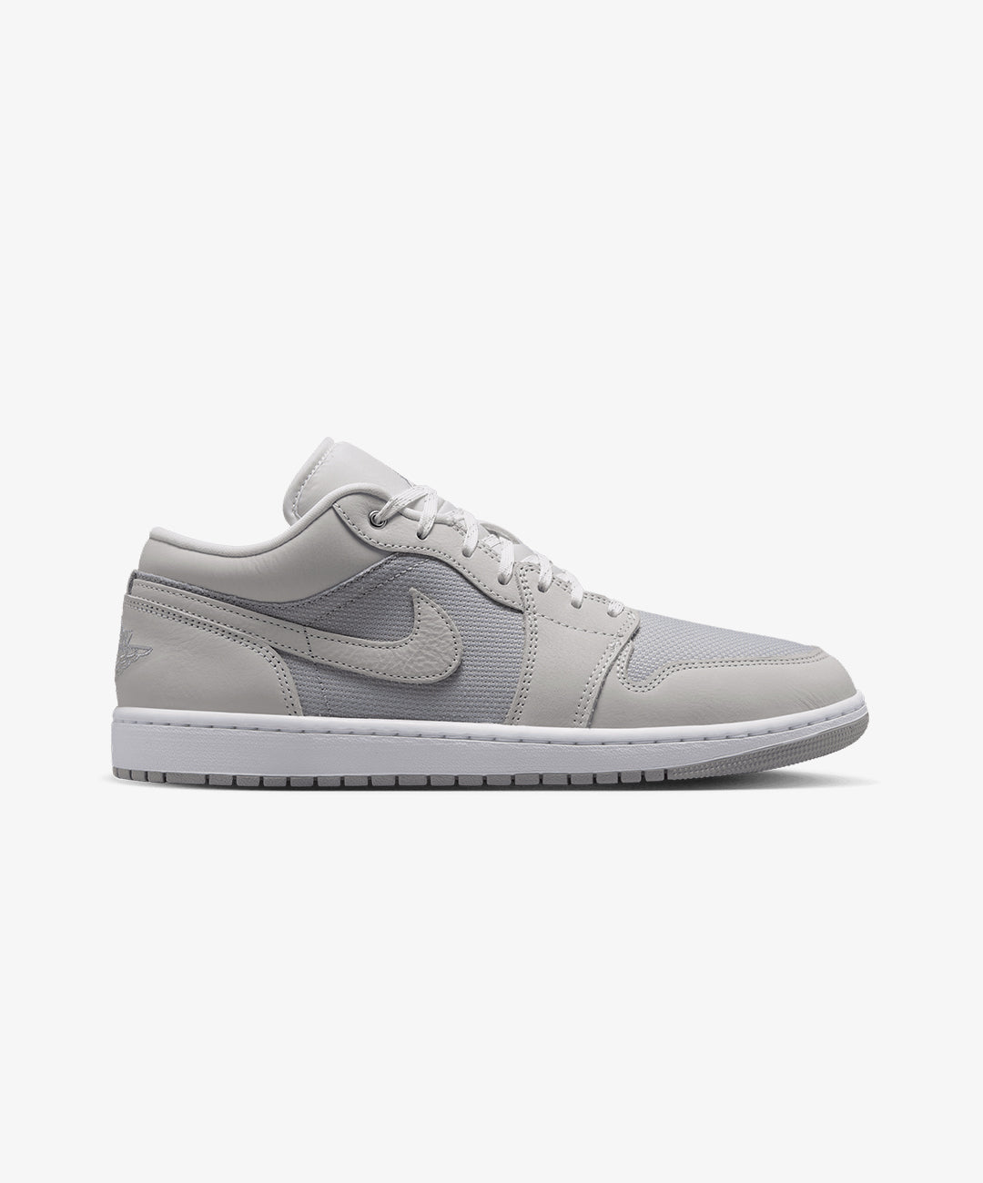JORDAN | AIR JORDAN 1 LOW SE { OFF WHITE/LT SMOKE GREY-SOFT PEARL