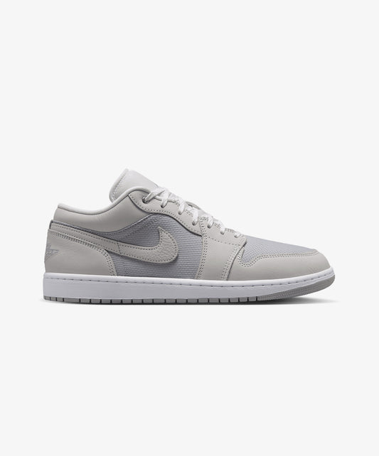 JORDAN | AIR JORDAN 1 LOW SE { OFF WHITE/LT SMOKE GREY-SOFT PEARL