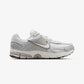 NIKE | ZOOM VOMERO 5 SE  { GREY FOG/PHOTON DUST-LIGHT BONE