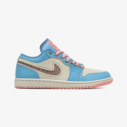 JORDAN | AIR JORDAN 1 LOW SE { DENIM TURQ/SMOKEY BLUE-RED STARDUST