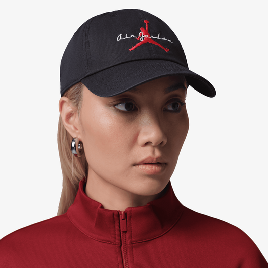 Jordan | CLUB UNSTRUCTURED ADJUSTABLE HAT { BLACK/WHITE/UNIVERSITY RED