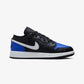 JORDAN | AIR JORDAN 1 LOW SE (GS) { BLACK/WHITE-GAME ROYAL