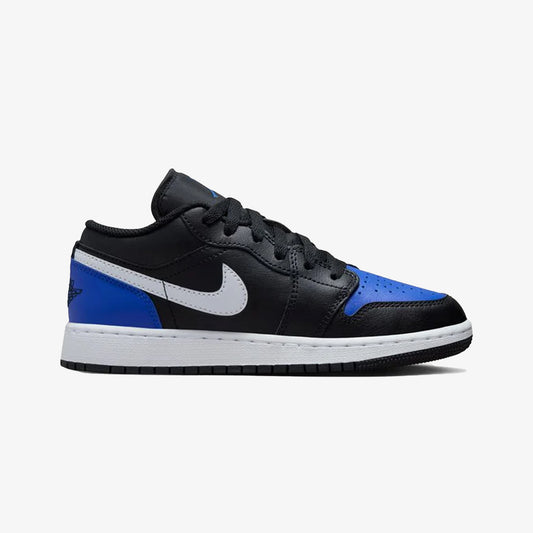 JORDAN | AIR JORDAN 1 LOW SE (GS) { BLACK/WHITE-GAME ROYAL