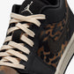 JORDAN | AIR JORDAN 1 LOW SE { BLACK/CHALK-VELVET BROWN