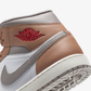 JORDAN | AIR JORDAN 1 MID { HEMP/FIRE RED-WHITE-COLLEGE GREY