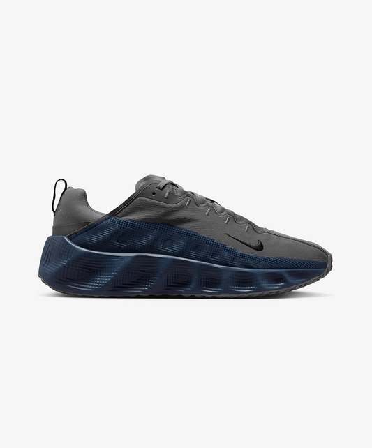 NIKE | AVA ROVER { IRON GREY/BLACK-COLLEGE NAVY-BLACK