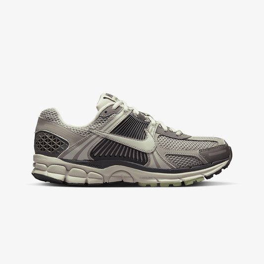 Nike | ZOOM VOMERO 5  { COBBLESTONE/LIGHT BONE-LIGHT BONE