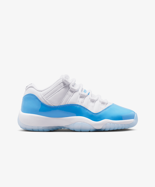 JORDAN | AIR JORDAN 11 RETRO LOW "UNIVERSITY BLUE" (GS) { WHITE/BLACK/UNIVERSITY BLUE