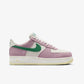 Nike | AIR FORCE 1 '07 LV8 { SAIL/MALACHITE-MED SOFT PINK-ALABASTER