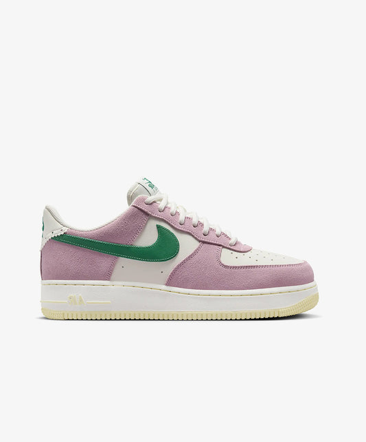 Nike | AIR FORCE 1 '07 LV8 { SAIL/MALACHITE-MED SOFT PINK-ALABASTER