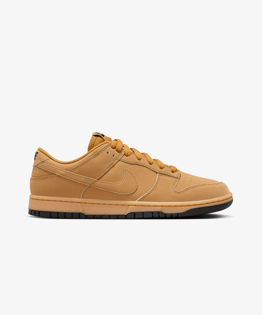 NIKE | DUNK LOW RETRO SE { WHEAT/WHEAT-GUM YELLOW-BLACK