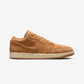 JORDAN | AIR JORDAN 1 LOW SE { FLAX/FLAX-VARSITY RED-MUSLIN