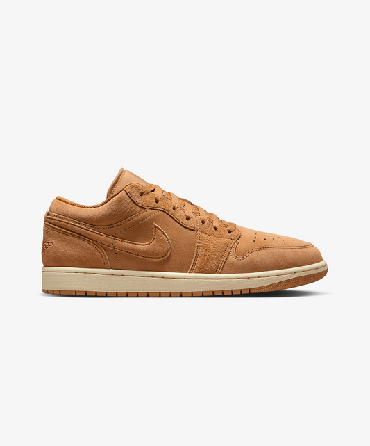 JORDAN | AIR JORDAN 1 LOW SE { FLAX/FLAX-VARSITY RED-MUSLIN
