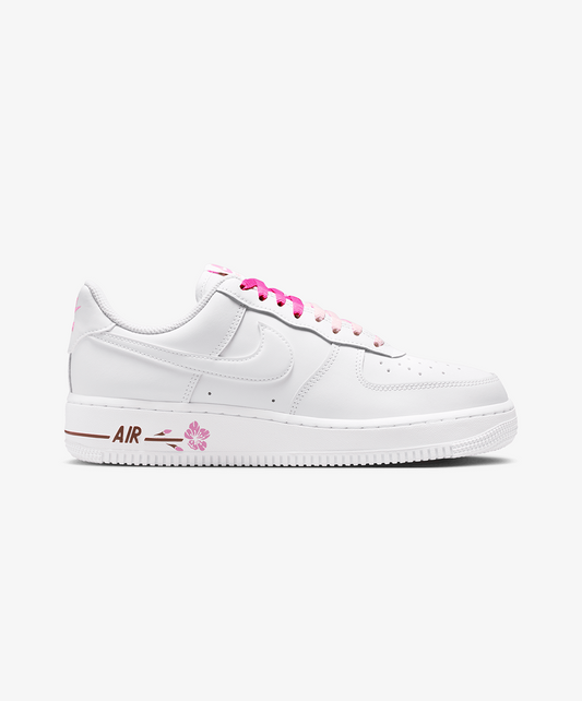 Nike | AIR FORCE 1 '07 SE { WHITE/WHITE-PLAYFUL PINK-FAUNA BROWN