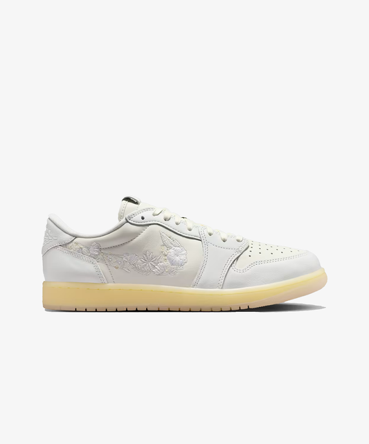 JORDAN | AIR JORDAN 1 RETRO LOW OG { SAIL/OFF WHITE-COCONUT MILK