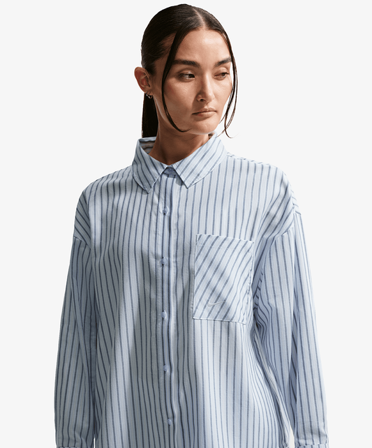NIKE| SPORTSWEAR CHILL POPLIN OVERSIZED WOVEN LONG-SLEEVE STRIPED { MYSTIC NAVY/HYDROGEN BLUE/SUMMIT WHITE